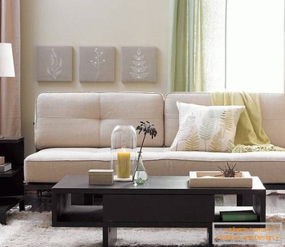Dekoracja małego salonu - wygodna sofa bez podłokietników