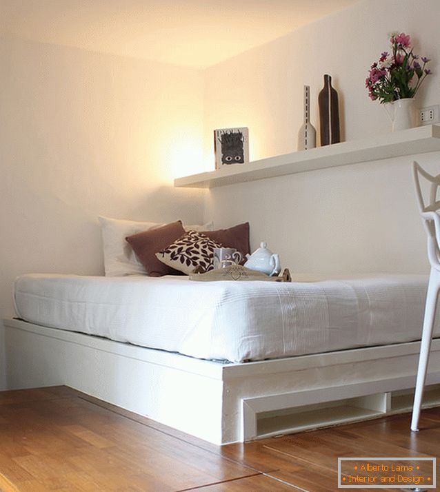 Sypialnia małego apartamentu typu studio w Mediolanie
