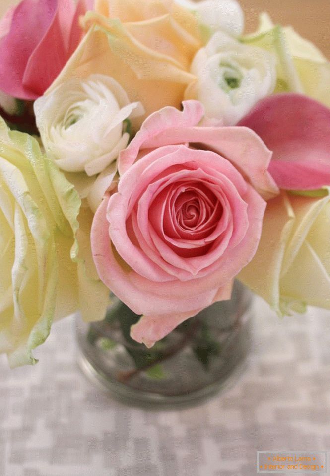 Oto taki piękny bukiet róż stanie na Twoim stole