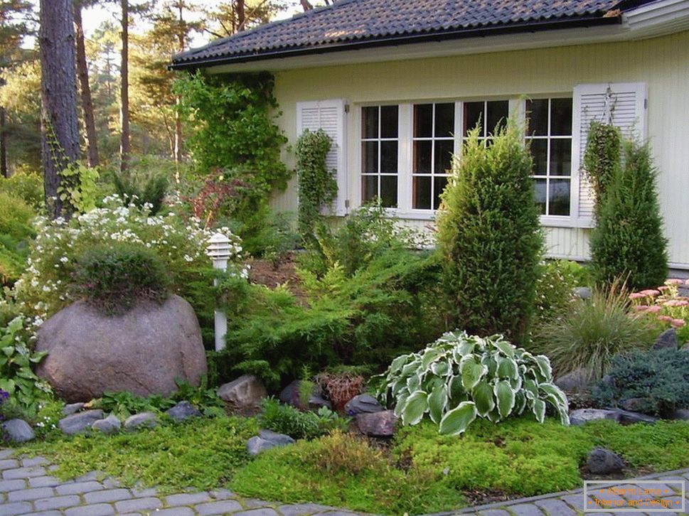 Frontowy ogród przed domem w japońskim stylu
