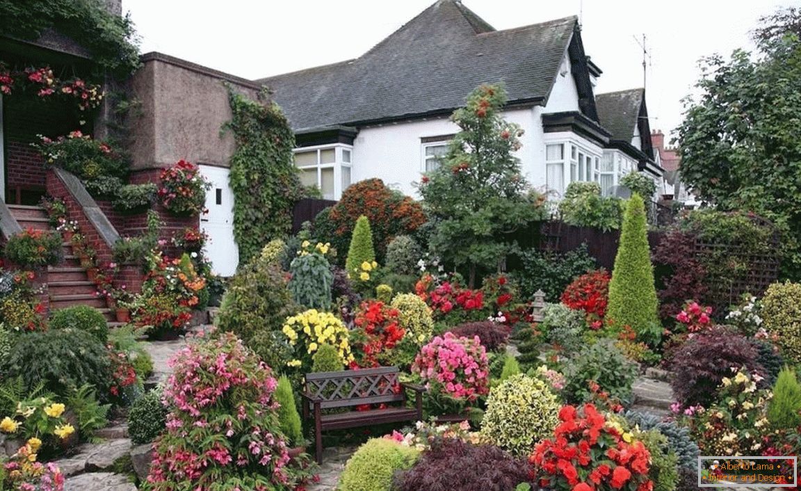 Frontowy ogród przed domem w romantycznym stylu