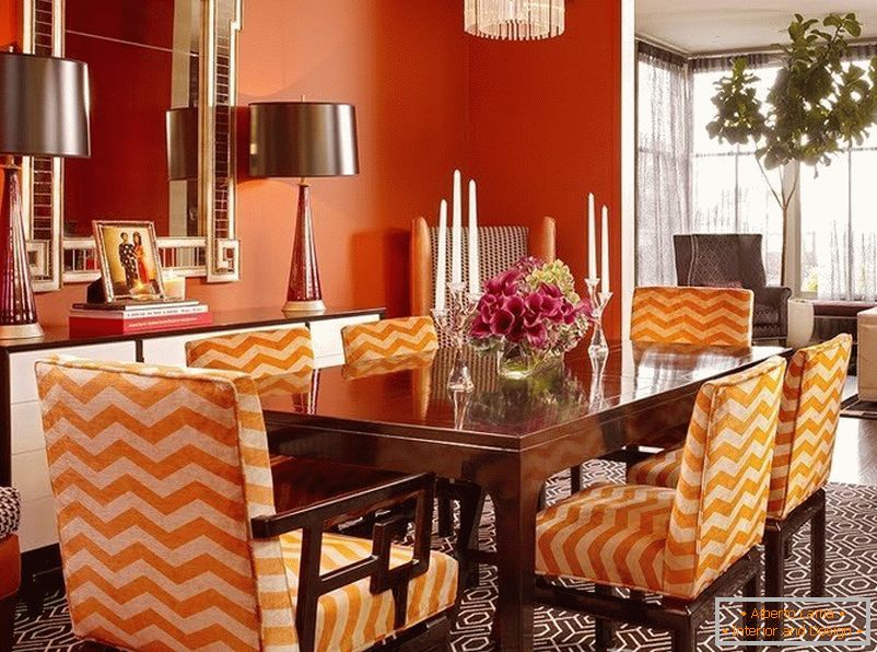Pomarańczowe krzesła w jadalni