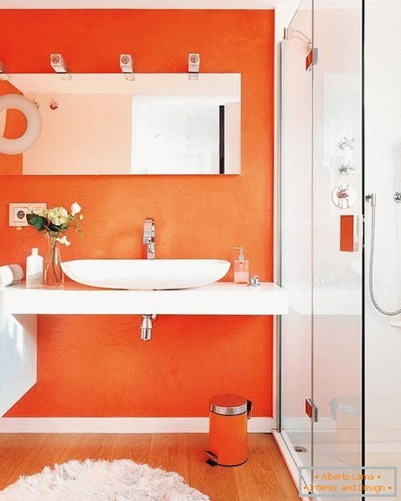 Lustro w pomarańczowej łazience