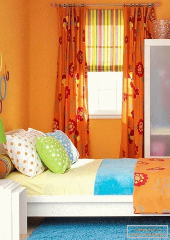 Pomarańczowy kolor we wnętrzu pokoju dziecięcego