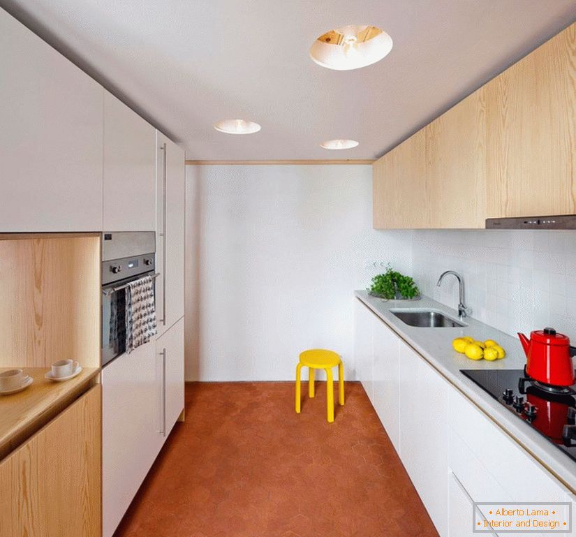 Wnętrze małej kuchni z wysokimi sufitami