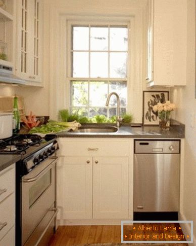 Wnętrze małej kuchni w jasnych kolorach