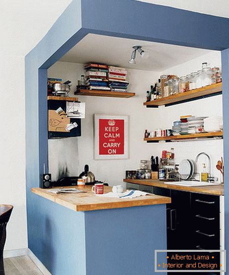 Wnętrze małej kuchni w jasnych kolorach