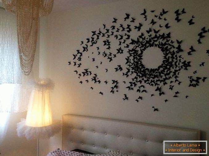 Wystrój motyle na ścianie własnymi rękami - zdjęcie w sypialni