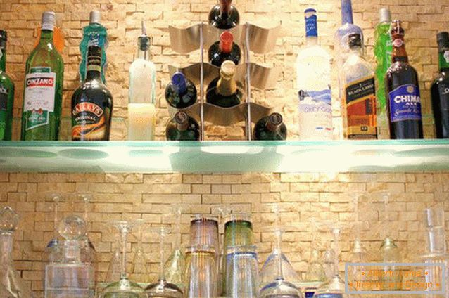 Butelki na szklanych półkach