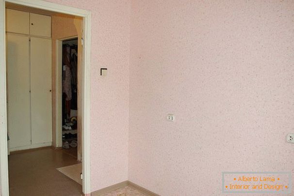 Różowa tapeta w pokoju