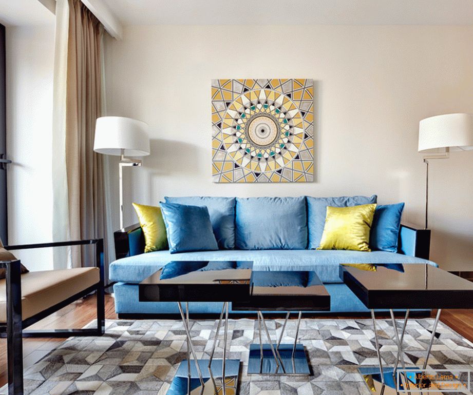 Ekstrawagancka niebieska sofa z żółtymi dekoracyjnymi poduszkami w salonie