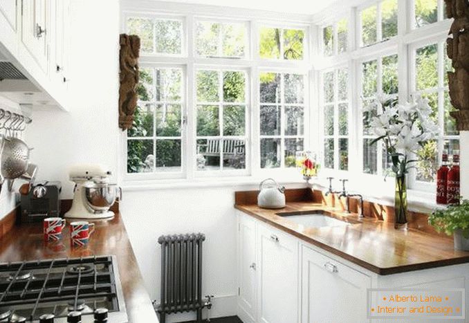 projekt kuchni ze zdjęciem okna narożnego