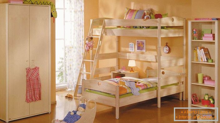 Pokój dziecięcy w stylu high-tech z meblami z jasnego drewna. Prostota mebla jest kompensowana przez jego funkcjonalność i praktyczność.