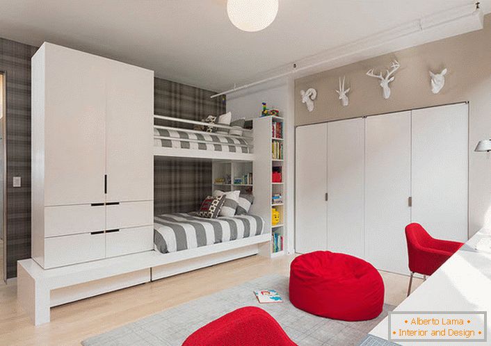 Duży pokój dziecięcy w stylu high-tech dla bliźniaków. Uwaga przyciąga meble czerwone i szafa, zamontowane w ścianie.