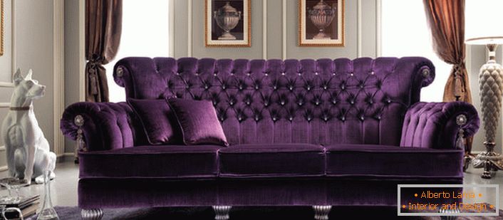 Bogaty fioletowy tapicerowany kolor sofy idealnie pasuje do wnętrza salonu w stylu empire. Pikowana tapicerka z naturalnych tkanin jest prawdopodobnie najlepszym rozwiązaniem.