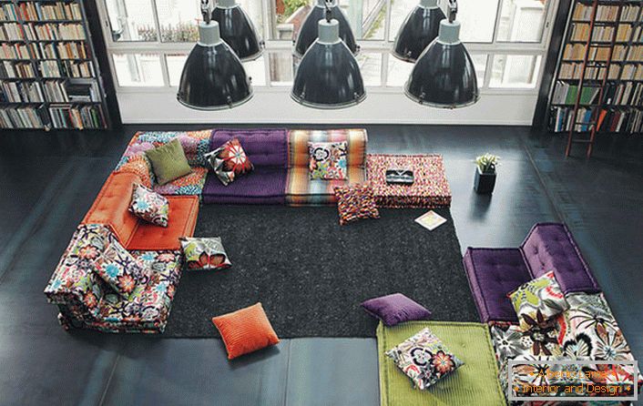 Jasna paleta kompozytowych modułowych mebli tapicerowanych do przestronnego salonu w stylu loftu.