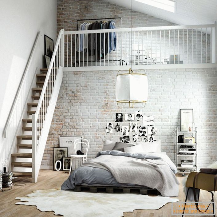 Sypialnia w skandynawskim stylu funkcjonalnie podzielona jest na dwie strefy. Drewniane schody prowadzą na drugie piętro, gdzie na łóżku jest mała garderoba.