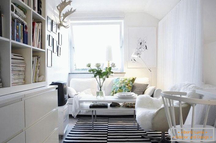 Klasyczne połączenie czerni i bieli wygląda opłacalnie we wnętrzu w stylu skandynawskim. Białe meble sprawiają, że salon jest lekki i przytulny.