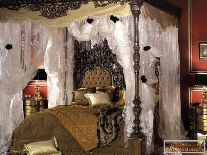 Luksusowa sypialnia w stylu barokowym. Pośrodku kompozycji znajduje się masywne łóżko z baldachimem. 