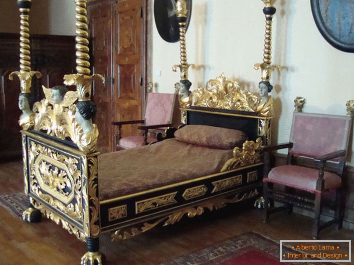 Sypialnia w stylu barokowym напоминает о временах средневековья. 