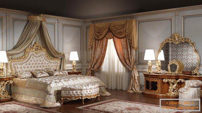 Lustro dla dużej sypialni zostało wybrane poprawnie. Kształt niewłaściwego owalu wygląda świetnie w ramach złotego, rzeźbionego drewna.