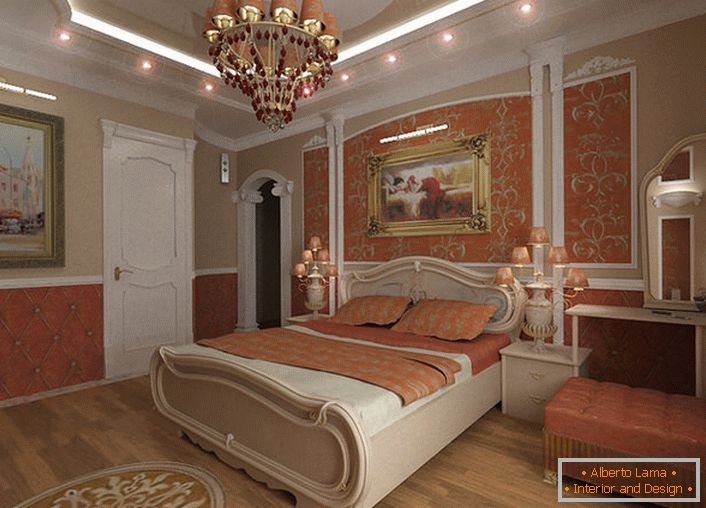 Przestronna sypialnia w barokowym stylu ozdobiona jest koralowymi kolorami.