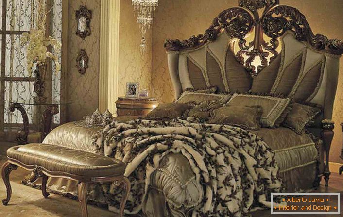 Luksusowe łóżko w gościnnej sypialni w barokowym stylu w wiejskim domu w jednej z francuskich prowincji.