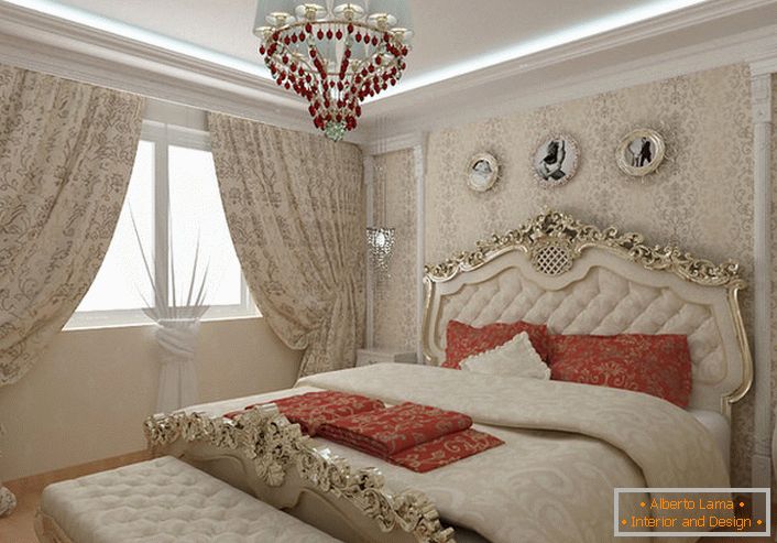 Łóżko z ozdobnymi grzbietami złotego koloru pasuje do ogólnego obrazu w stylu barokowym.