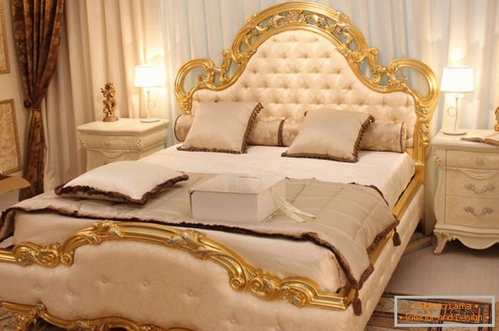 Tył łóżka pokryty jest miękkim jedwabiem w beżowym kolorze, zgodnie z wymogami stylu barokowego.