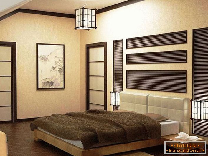 Sypialnia w stylu japońskiego minimalizmu jest utrzymana w odcieniach beżu i brązu. Uwagę przyciągają urządzenia oświetleniowe. Żyrandol sufitowy jest wykonany w jednym projekcie z lampkami nocnymi. 