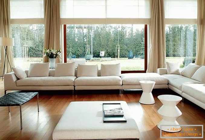 Salon z panoramicznymi oknami - zdjęcie z zasłonami i meblami w stylu minimalizmu