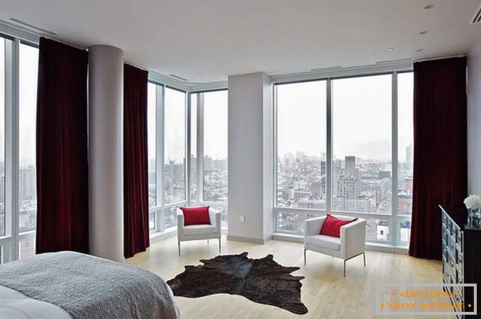 Panoramiczne okna - zdjęcie we wnętrzu sypialni w narożnym mieszkaniu