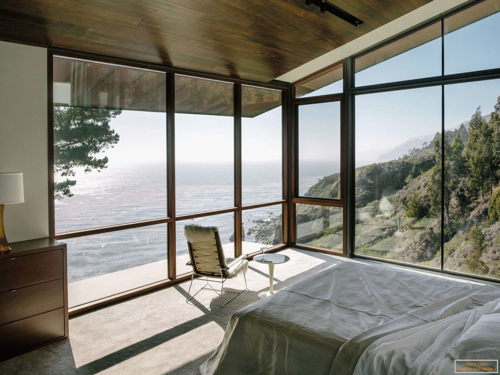 Panoramiczne okna z widokiem na morze