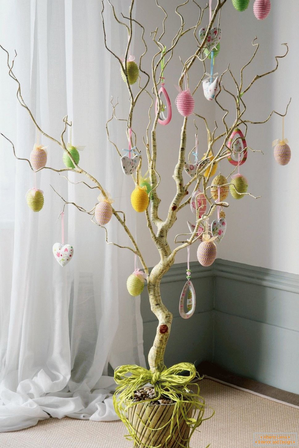 Drzewo с сердечками и пасхальными яйцами