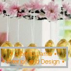 Żyrandol z kwiatów i złotych jaj