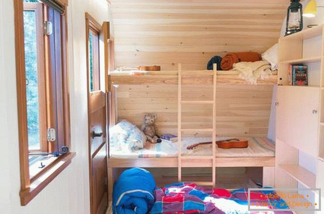 Wygodny mini-dom: zdjęcie z Ontario. Wysuwana sekcja pod łóżkiem