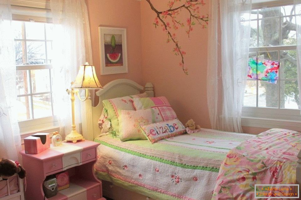 Sakura na ścianie w pokoju dziecinnym