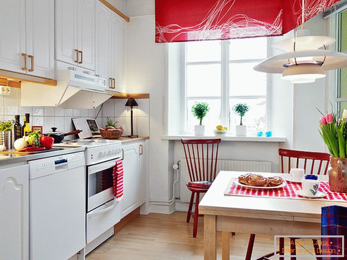 Biały kolor w połączeniu ze szlachetną czerwienią wizualnie wzmacnia kuchnię. Jasne, nasycone akcenty sprawiają, że pokój jest stylowy i kreatywny. 