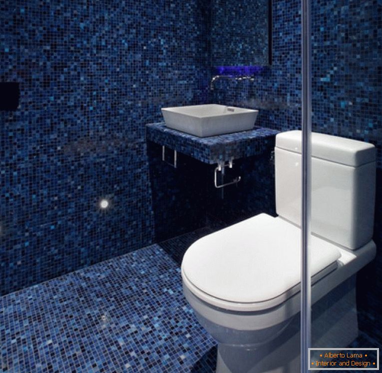 Błękitna mozaika w projekcie toalety