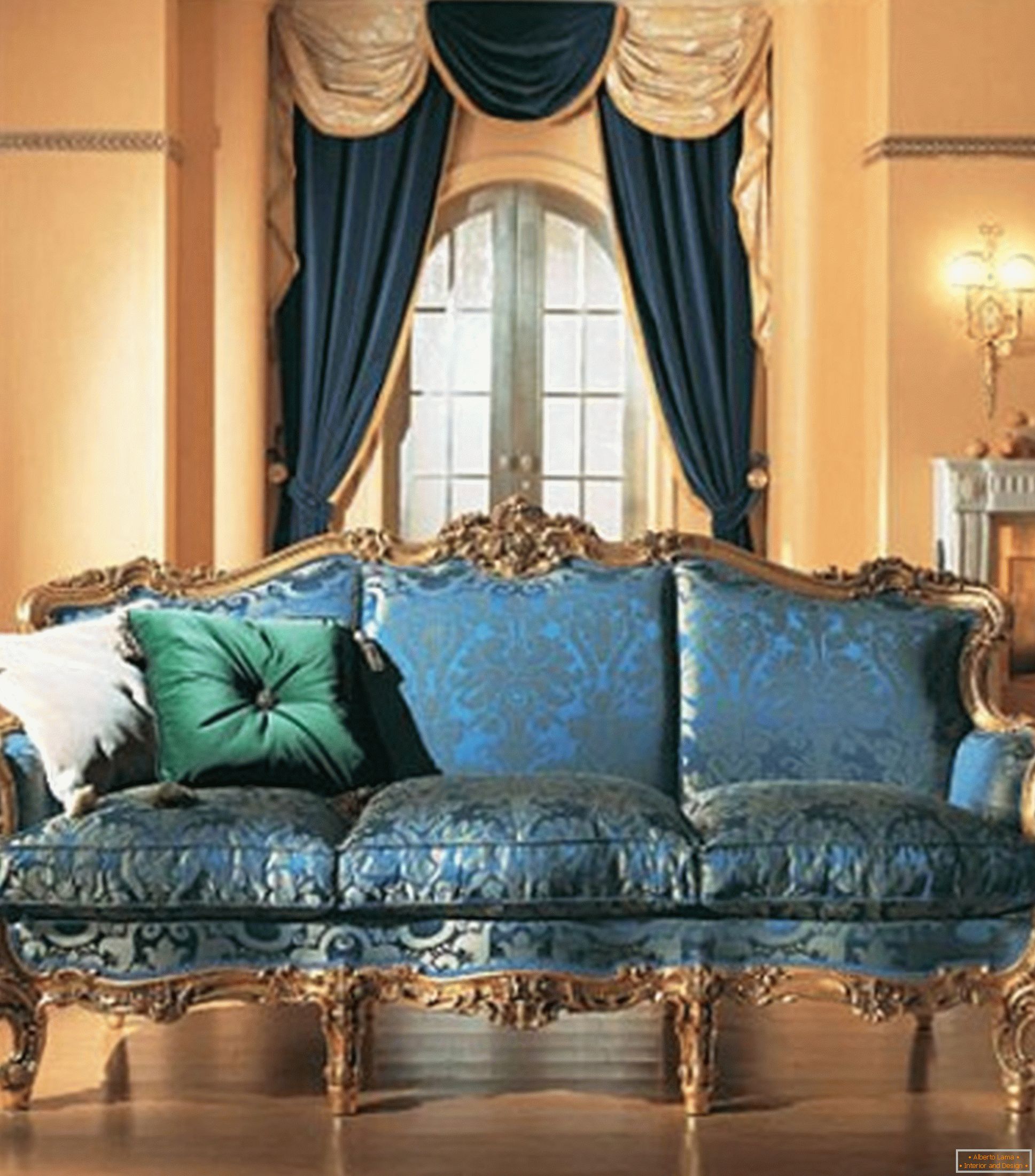 Połączenie kontrastujących kolorów w dekoracji salonu w stylu barokowym.