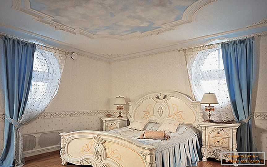 Powściągliwa sypialnia w stylu neobarokowym.