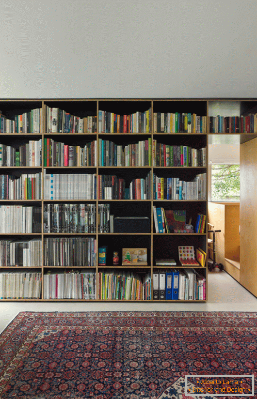 Regały do ​​książek w małym apartamencie typu studio