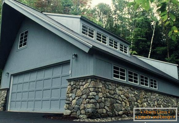 Dwupiętrowy garaż z wkładami z kamienia naturalnego