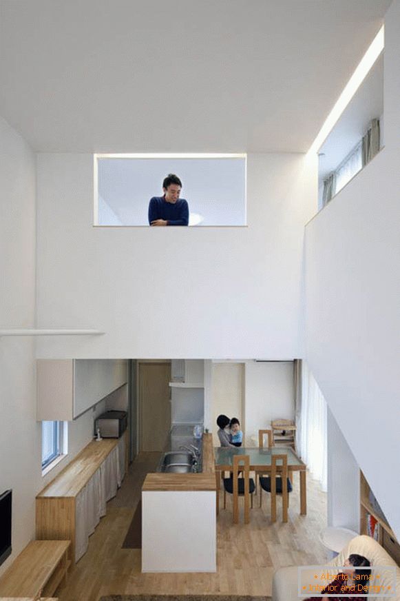 Wewnętrzne balkony w dwupoziomowym mieszkaniu