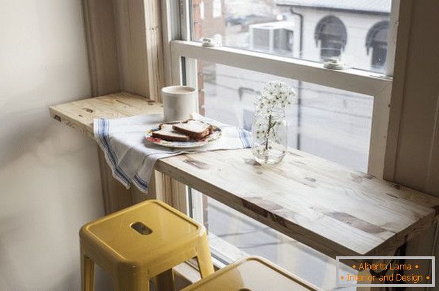 Stół i taborety przy oknie