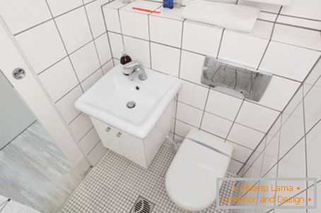 Mała łazienka w kolorze białym