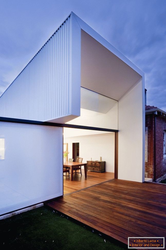Kompaktowe przedłużenie domu murowanego od Davida Barr Architect