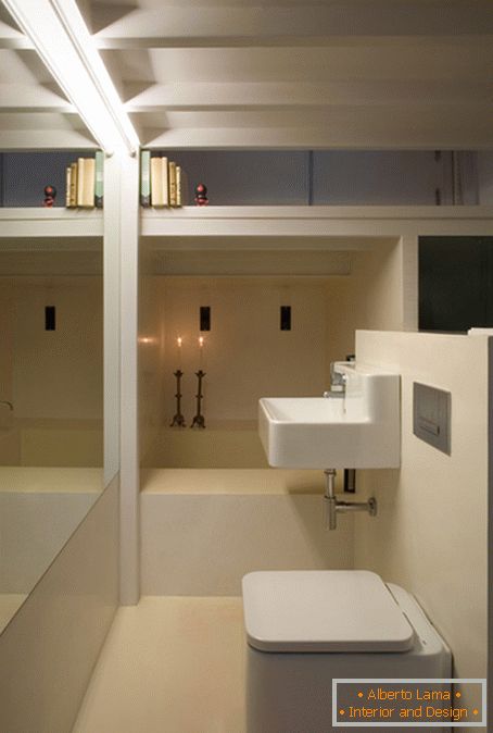 Wnętrze łazienki w bardzo małym mieszkaniu