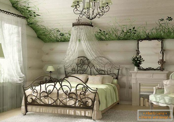 Jasna, przestronna sypialnia w wiejskim stylu wyróżnia się specjalnym wykończeniem sufitu, wzdłuż którego przedstawiona jest świeża zieleń z rzadkimi kwiatami.