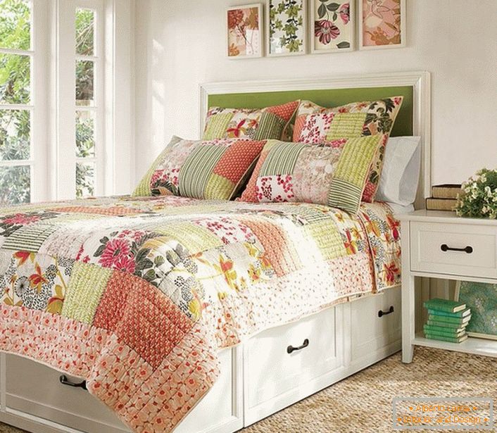 Solidne ściany doskonale komponują się z panoramicznymi białymi drewnianymi ramami. Ciekawy obraz z kwiatami nad głową łóżka.